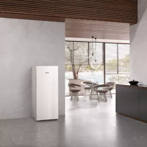 Weißer Kühlschrank von Miele in einer offenen Küche.