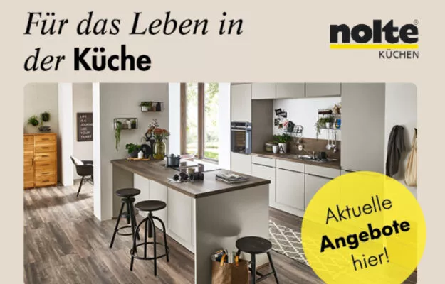 Moderne Nolte-Küche mit Kochinsel und gemütlicher Atmosphäre – Werbemotiv von Kuphal Küchen mit dem Slogan „Für das Leben in der Küche“ und Hinweis auf aktuelle Angebote.