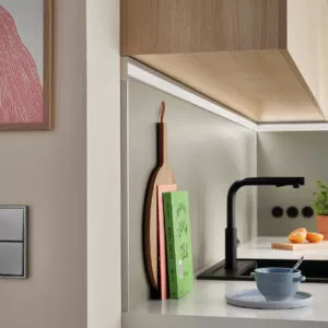 Moderne LED-Beleuchtungslösungen für die Küche – funktional und atmosphärisch zugleich. Perfekt integrierte Lichtsysteme sorgen für optimale Ausleuchtung von Arbeitsflächen und setzen stilvolle Akzente im Raum.