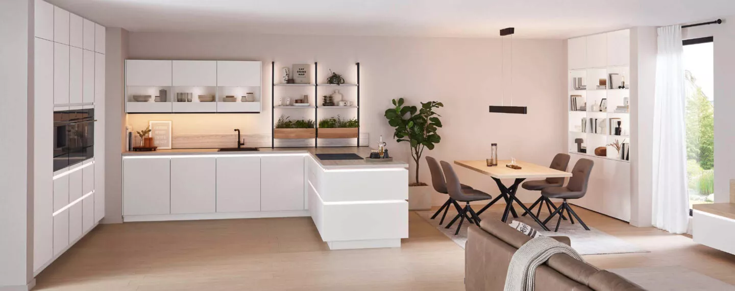 Nobilia. Zeitloses Design trifft auf durchdachte Funktionalität. Hochwertige Materialien, klare Linien und intelligente Stauraumlösungen machen diese Küche zum perfekten Mittelpunkt für modernes Wohnen und Genießen.